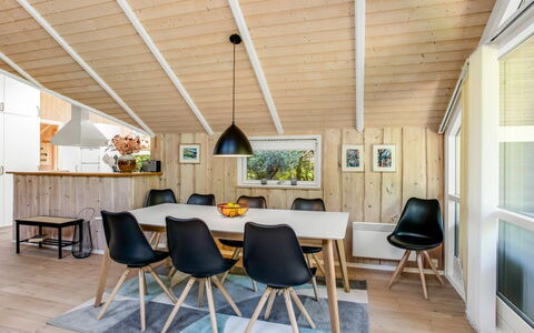Anastaja - 12Km from the Sea: Mobilia, Interior Design, Pavimentazione, Legna, Pavimento, Soffitto, Pavimento In Legno, Sedia, Tavolo, Illuminazione