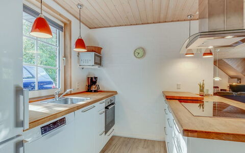 Friederk - 12Km from the Sea: Cucina, Controsoffitto, Pavimentazione, Interior Design, Legna, Elettrodomestico Da Cucina, Soffitto, Cabinetry, Mobilia, Pavimento