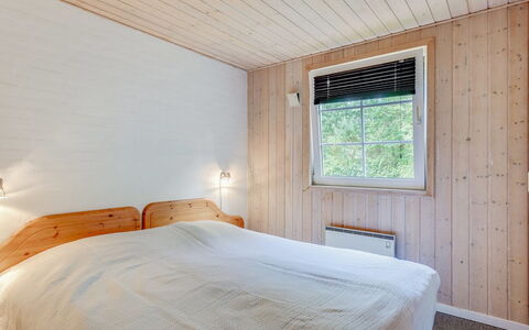Friederk - 12Km from the Sea: Legna, Soffitto, Pavimentazione, Pavimento, Interior Design, Camera Da Letto, Camera, Lenzuolo, Casa, Letto