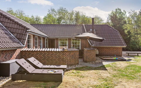 Friederk - 12Km from the Sea: Tetto, Villetta, Giardino, Backyard, Shade, Cortile, Prato, Design, Brick