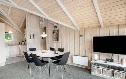 Tecla - 12Km from the Sea: Legna, Interior Design, Soffitto, Pavimentazione, Casa, Pavimento, Camera, Lampada, Cucina & Sala Da Pranzo Tavolo, Soggiorno