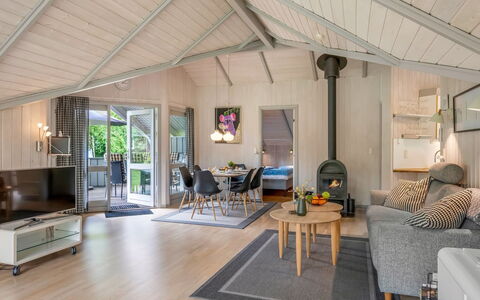 Torben - 10Km from the Sea: Legna, Interior Design, Soffitto, Pavimentazione, Mobilia, Pavimento, Soggiorno, Divano, Pavimento In Legno, Sedia