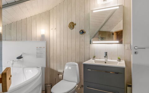 Torben - 10Km from the Sea: Pavimentazione, Idraulico Fixture, Interior Design, Lavello, Pavimento, Legna, Bagno, Lavandino Del Bagno, Soffitto, Mobiletto Del Bagno