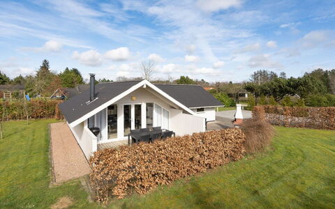 Edvardsine - 12Km from the Sea: Tetto, Casa, Lotto, Casa, Villetta, Estate, Edifici Giardino, Shade, Log Cabin, Landscaping