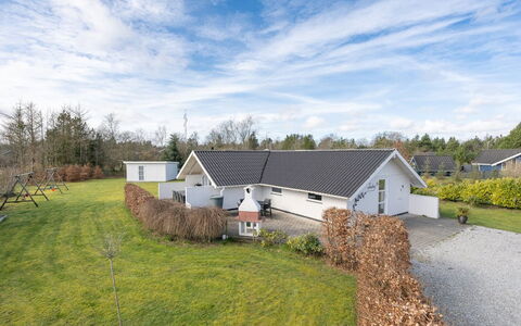 Edvardsine - 12Km from the Sea: Tetto, Casa, Lotto, Casa, Villetta, Estate, Edifici Giardino, Shade, Log Cabin, Landscaping