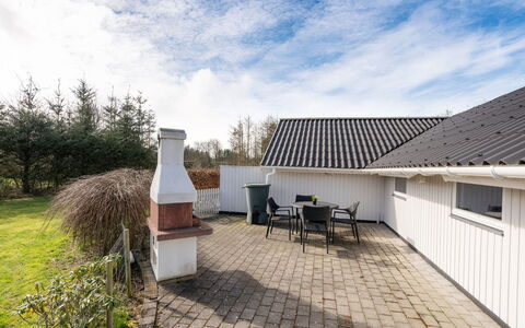 Edvardsine - 12Km from the Sea: Tetto, Casa, Lotto, Casa, Villetta, Estate, Edifici Giardino, Shade, Log Cabin, Landscaping