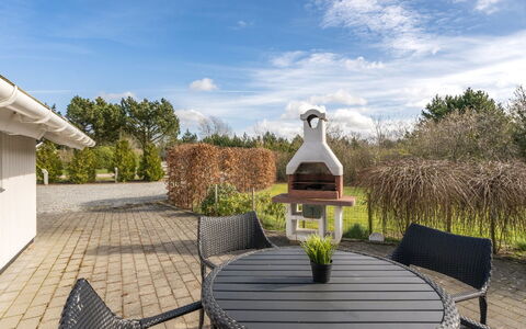 Edvardsine - 12Km from the Sea: Tetto, Casa, Lotto, Casa, Villetta, Estate, Edifici Giardino, Shade, Log Cabin, Landscaping