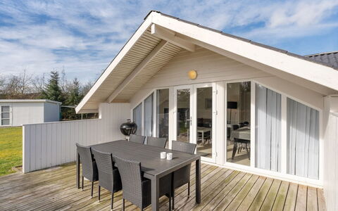 Edvardsine - 12Km from the Sea: Tetto, Casa, Lotto, Casa, Villetta, Estate, Edifici Giardino, Shade, Log Cabin, Landscaping