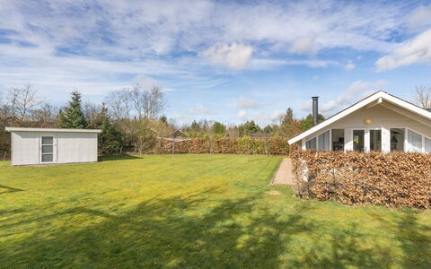 Edvardsine - 12Km from the Sea: Tetto, Casa, Lotto, Casa, Villetta, Estate, Edifici Giardino, Shade, Log Cabin, Landscaping