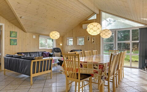 Tyki - 12Km from the Sea: Legna, Interior Design, Soffitto, Lampada, Pavimentazione, Mobilia, Pavimento, Camera, Casa, Soggiorno