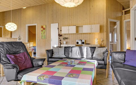 Tyki - 12Km from the Sea: Interior Design, Mobilia, Legna, Soffitto, Pavimentazione, Pavimento, Lampada, Camera, Illuminazione, Soggiorno