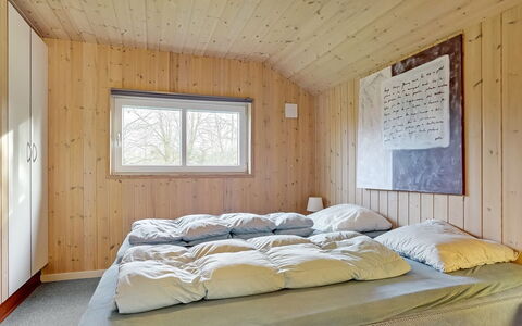 Tyki - 12Km from the Sea: Letto, Camera Da Letto, Lenzuolo, Bedding, Legna, Interior Design, Soffitto, Camera, Pavimento, Telaio Del Letto