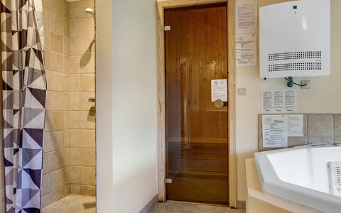 Tyki - 12Km from the Sea: Pavimentazione, Pavimento, Parete, Legna, Interior Design, Soffitto, Idraulico Fixture, Camera, Bagno, Idraulico