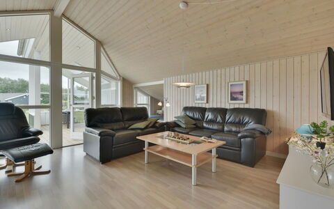 Harth - 700M to the Fjord: Legna, Soffitto, Interior Design, Mobilia, Pavimentazione, Divano, Pavimento, Soggiorno, Pavimento In Legno, Casa