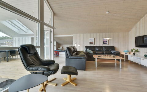 Harth - 700M to the Fjord: Interior Design, Legna, Soffitto, Pavimentazione, Mobilia, Soggiorno, Pavimento, Divano, Pavimento In Legno, Casa