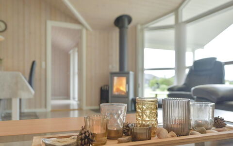 Harth - 700M to the Fjord: Pavimentazione, Interior Design, Pavimento, Casa, Pavimento In Legno, Focolare, Soggiorno, Latifoglie, Stufa A Legna, Materiali Naturali