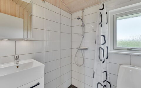 Harth - 700M to the Fjord: Idraulico Fixture, Pavimentazione, Legna, Pavimento, Interior Design, Bagno, Lavandino Del Bagno, Lavello, Rubinetto, Soffitto
