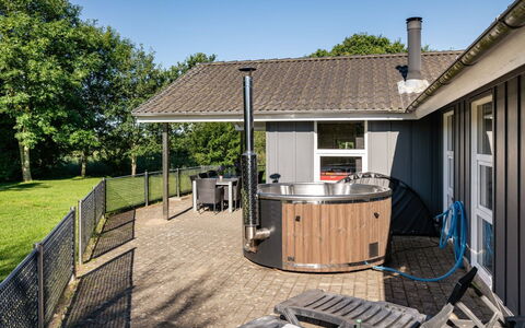 Findus - 1.2Km to the Fjord: Legna, Mobilia, Appartamento, Camera, Soffitto, Color Legno, Sedia, Latifoglie, Vernice, Legname