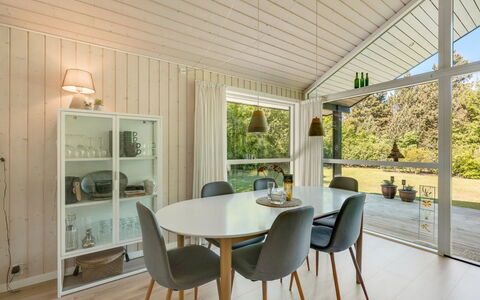 Elevine - 300M to the Fjord: Legna, Interior Design, Pavimentazione, Soffitto, Mobilia, Cucina & Sala Da Pranzo Tavolo, Pavimento, Casa, Sala Da Pranzo, Pavimento In Legno