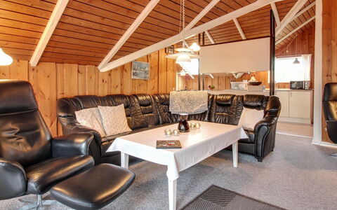 Sebiorn - 300M to the Fjord: Mobilia, Legna, Soffitto, Interior Design, Casa, Illuminazione, Divano, Pavimento, Lampada, Soggiorno