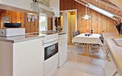 Sebiorn - 300M to the Fjord: Cucina, Elettrodomestico Da Cucina, Controsoffitto, Legna, Apparecchio Major, Interior Design, Soffitto, Pavimentazione, Mobilia, Cabinetry