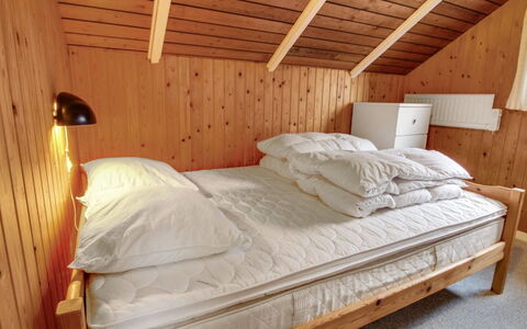 Sebiorn - 300M to the Fjord: Letto, Mobilia, Camera Da Letto, Lenzuolo, Legna, Pavimento, Bedding, Pavimentazione, Interior Design, Biancheria