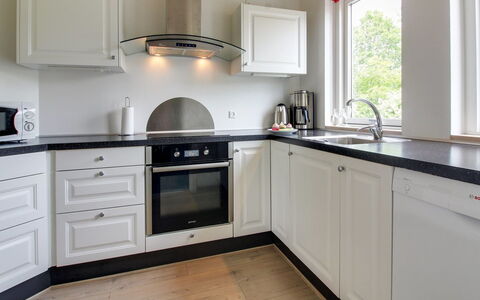 Jannic - 300M to the Fjord: Cucina, Controsoffitto, Interior Design, Pavimentazione, Cabinetry, Legna, Elettrodomestico Da Cucina, Apparecchio Major, Pavimento, Casa