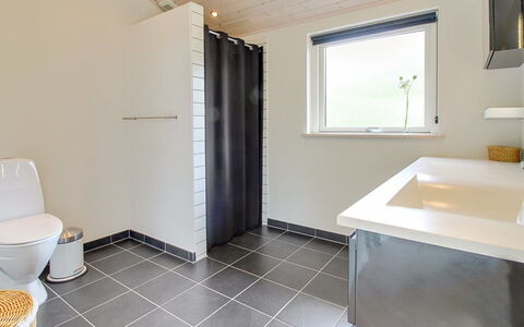 Jannic - 300M to the Fjord: Pavimentazione, Idraulico Fixture, Pavimento, Interior Design, Bagno, Soffitto, Idraulico, Rubinetto, Materiale Composito, Piastrella