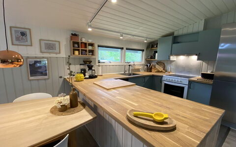 Ottilie - 350M to the Fjord: Pavimentazione, Interior Design, Legna, Mobilia, Soffitto, Controsoffitto, Pavimento, Cucina, Illuminazione, Elettrodomestico Da Cucina