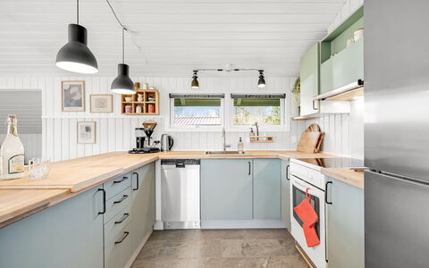 Ottilie - 350M to the Fjord: Cucina, Controsoffitto, Elettrodomestico Da Cucina, Interior Design, Apparecchio Major, Cabinetry, Legna, Mobilia, Pavimentazione, Soffitto