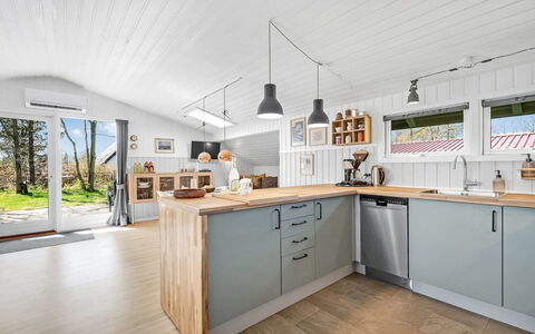 Ottilie - 350M to the Fjord: Cucina, Pavimentazione, Controsoffitto, Elettrodomestico Da Cucina, Interior Design, Cabinetry, Apparecchio Major, Pavimento, Mobilia, Soffitto