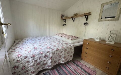 Ottilie - 350M to the Fjord: Letto, Camera Da Letto, Legna, Lenzuolo, Pavimento, Pavimentazione, Bedding, Interior Design, Mobilia, Telaio Del Letto