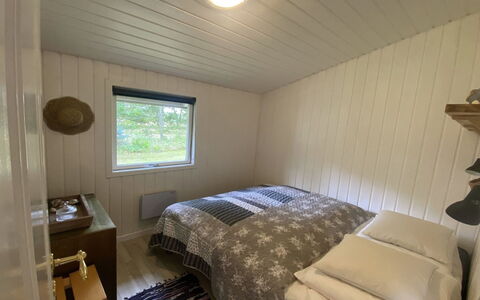Ottilie - 350M to the Fjord: Legna, Camera Da Letto, Pavimentazione, Pavimento, Letto, Lenzuolo, Bedding, Soffitto, Interior Design, Telaio Del Letto