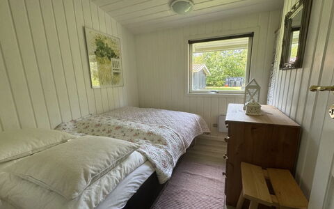 Ottilie - 350M to the Fjord: Legna, Camera Da Letto, Letto, Pavimento, Pavimentazione, Lenzuolo, Bedding, Mobilia, Telaio Del Letto, Color Legno