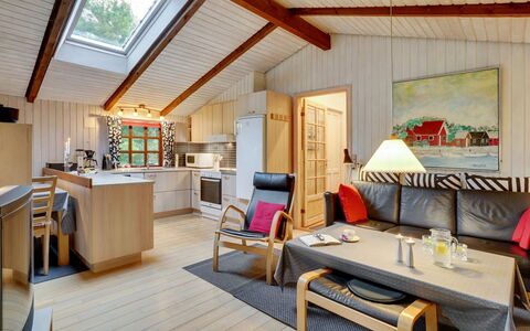 Gail - 400M to the Fjord: Mobilia, Interior Design, Pavimentazione, Legna, Pavimento, Soffitto, Pavimento In Legno, Sedia, Tavolo, Illuminazione