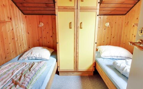 Ingwin - 250M to the Fjord: Letto, Legna, Letto A Castello, Camera Da Letto, Pavimentazione, Pavimento, Interior Design, Mobilia, Camera, Soffitto