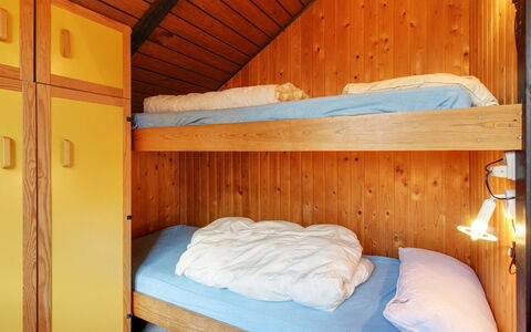 Ingwin - 250M to the Fjord: Legna, Soffitto, Camera Da Letto, Letto, Pavimentazione, Pavimento, Color Legno, Latifoglie, Telaio Del Letto, Camera