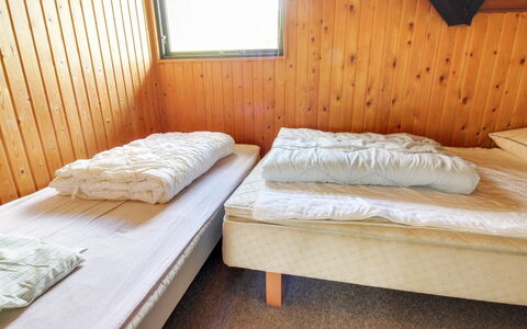 Ingwin - 250M to the Fjord: Letto, Camera Da Letto, Lenzuolo, Bedding, Legna, Pavimento, Pavimentazione, Telaio Del Letto, Biancheria, Interior Design