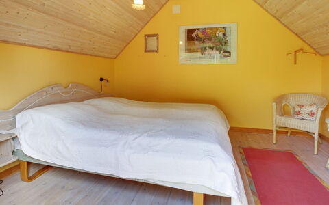 Ingwin - 250M to the Fjord: Camera Da Letto, Letto, Interior Design, Parete, Mobilia, Pavimentazione, Legna, Pavimento, Lenzuolo, Giallo