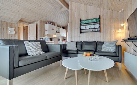 Halla - 200M to the Fjord: Mobilia, Interior Design, Pavimentazione, Legna, Pavimento, Soffitto, Pavimento In Legno, Sedia, Tavolo, Illuminazione
