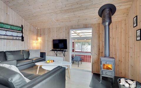 Halla - 200M to the Fjord: Mobilia, Interior Design, Pavimentazione, Legna, Pavimento, Soffitto, Pavimento In Legno, Sedia, Tavolo, Illuminazione