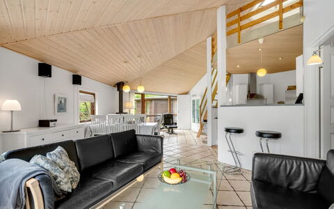 Reiner - 300M to the Fjord: Interior Design, Soffitto, Legna, Pavimentazione, Mobilia, Divano, Pavimento, Soggiorno, Illuminazione, Camera