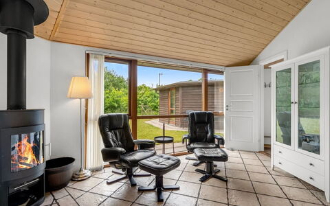 Reiner - 300M to the Fjord: Mobilia, Interior Design, Pavimentazione, Pavimento, Legna, Sedia, Soffitto, Soggiorno, Divano, Pavimento In Legno