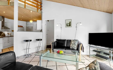 Reiner - 300M to the Fjord: Interior Design, Mobilia, Pavimentazione, Soffitto, Divano, Soggiorno, Pavimento, Camera, Illuminazione, Tavolo