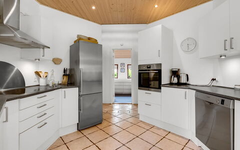Reiner - 300M to the Fjord: Pavimentazione, Cucina, Pavimento, Interior Design, Elettrodomestico Da Cucina, Legna, Soffitto, Apparecchio Major, Cabinetry, Controsoffitto