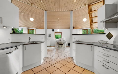 Reiner - 300M to the Fjord: Pavimentazione, Interior Design, Cucina, Legna, Soffitto, Pavimento, Controsoffitto, Cabinetry, Illuminazione, Lampada