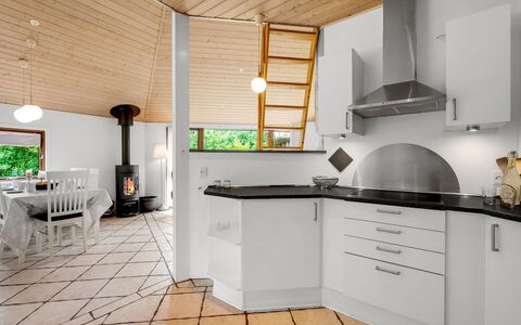 Reiner - 300M to the Fjord: Pavimentazione, Interior Design, Cucina, Soffitto, Pavimento, Lampada, Mobilia, Illuminazione, Controsoffitto, Elettrodomestico Da Cucina