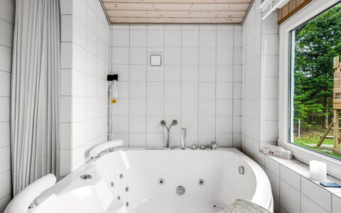 Naumka - 200M to the Fjord: Idraulico Fixture, Bagno, Vasca Da Bagno, Interior Design, Pavimentazione, Legna, Soffitto, Pavimento, Idraulico, Rubinetto