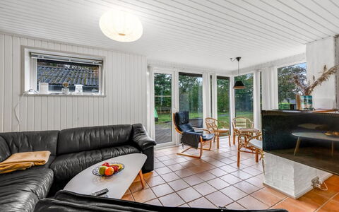 Naumka - 200M to the Fjord: Legna, Soffitto, Interior Design, Pavimento, Casa, Pavimentazione, Porta, Divano, Soggiorno