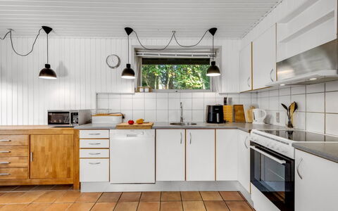 Naumka - 200M to the Fjord: Cucina, Elettrodomestico Da Cucina, Controsoffitto, Apparecchio Major, Pavimentazione, Legna, Interior Design, Lavello, Lavandino Della Cucina, Cabinetry